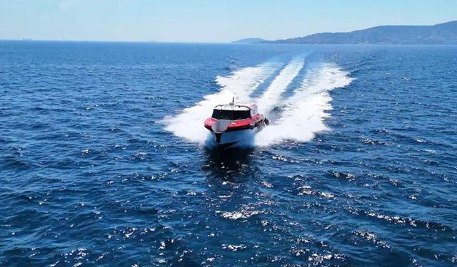 Denizin ortasından kıyıya umut taşıyorlar