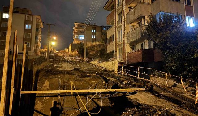 İnşaat sahasının yanındaki yolun bir kısmı çöktü