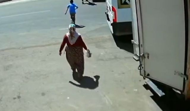 İş makinesinin kardeşlere çarptığı kaza anı güvenlik kamerasında