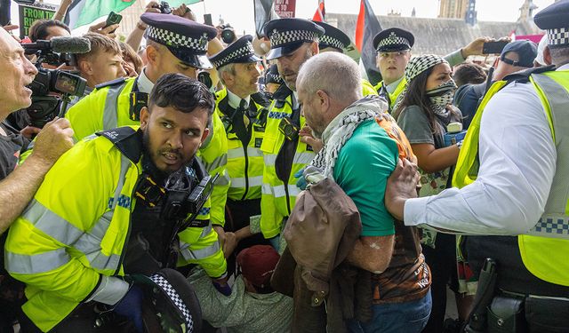 Londra'da düzenlenen Filistin'e destek gösterisinde 890 kişi gözaltına alındı