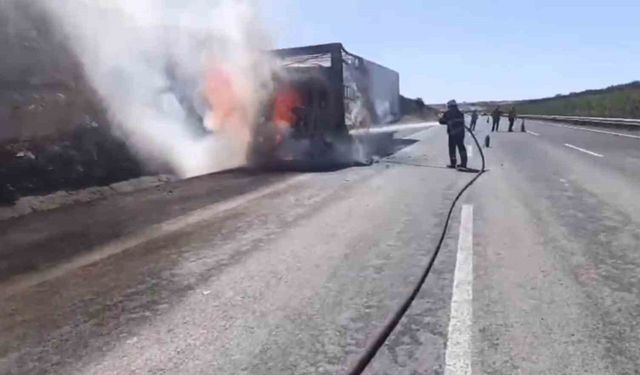 Şanlıurfa’da saman yüklü tır alev alev yandı