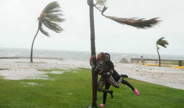 Jamaika’yı 5’inci kategori olan Melissa Kasırgası vurdu