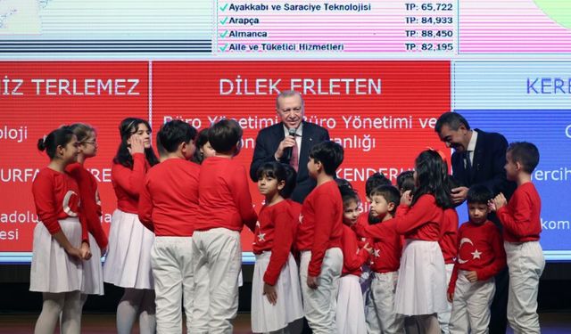 Cumhurbaşkanı Erdoğan: "Şu anda resmi kurumlarda çalışan öğretmen sayımız 1 milyon 34 bini aştı"