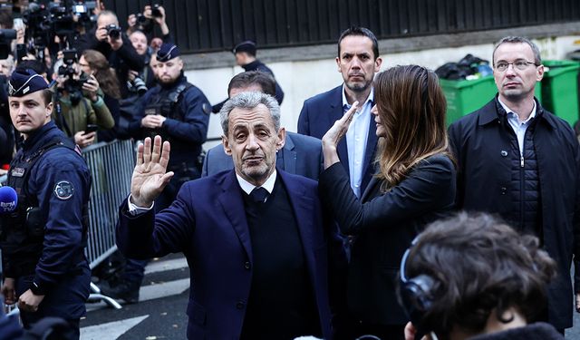 Eski Fransa Cumhurbaşkanı Sarkozy adli kontrol şartıyla serbest bırakıldı