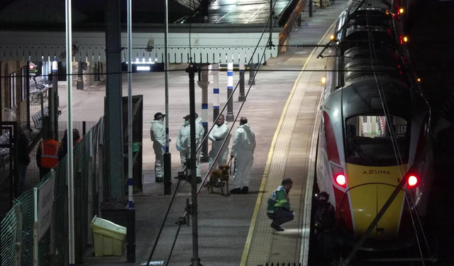 İngiltere’deki trende bıçaklı saldırı: 9’u ağır 10 yaralı