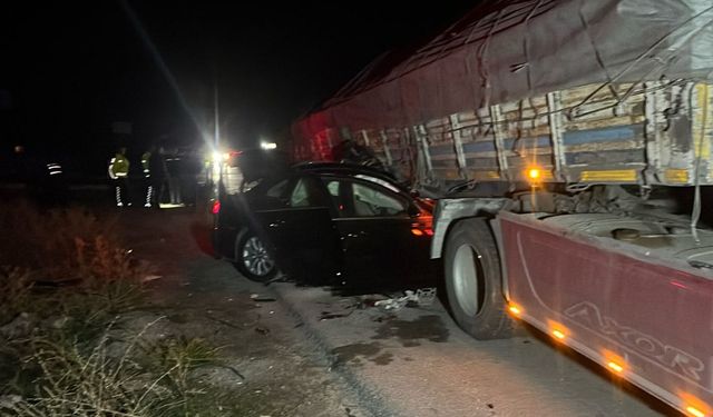 Otomobil tırla çarpıştı: 2 ölü, 2 yaralı