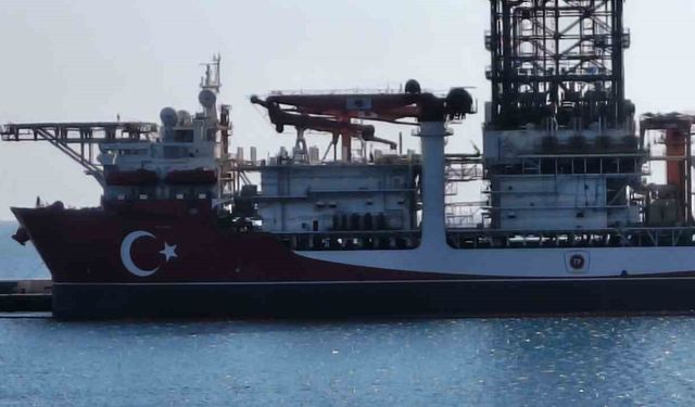 Türkiye’nin 228 metrelik denizdeki yeni gücü: Türkiye’nin rengine boyandı