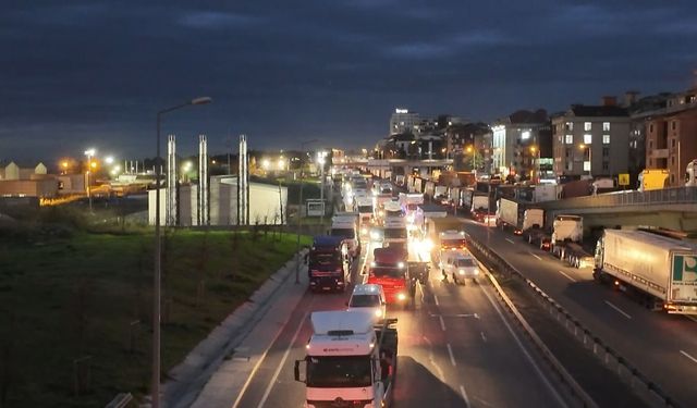 Beylikdüzü Ambarlı’da eylem yapan tır şoförleri nedeniyle trafik durma noktasına geldi
