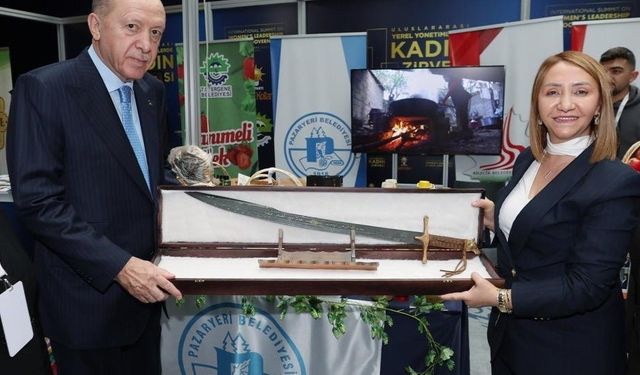 Cumhurbaşkanı Erdoğan’a kılıç hediye etti