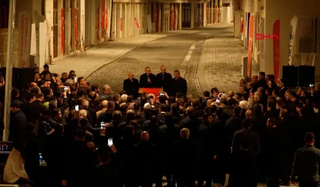 Cumhurbaşkanı Erdoğan’ın butonuyla Kurtuluş Caddesi yeniden ışıklandı