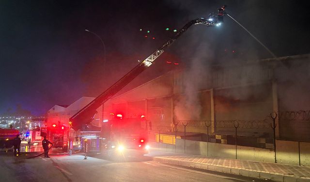 Gaziantep’te ambalaj fabrikasında yangın: 1 işçi dumandan etkilendi