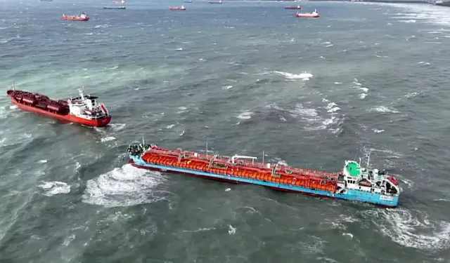 İstanbul’da iki tanker acil durum çağrısında bulundu, gemiler havadan görüntülendi