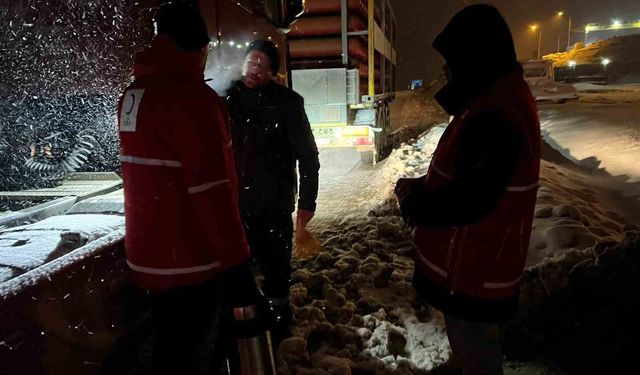 Kar sebebiyle kapanan yolda ekiplerden vatandaşlara sıcak içecek ikramı