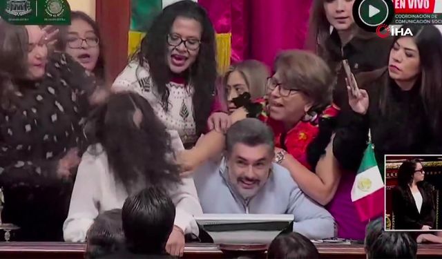 Meksika'da kent meclisi üyelerinden saç saça baş başa kavga