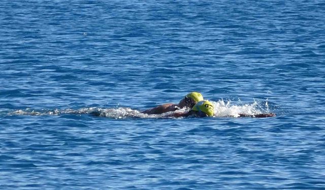 Türkiye kar esaretindeyken, Antalya’da kar manzarası eşliğinde denize girdiler