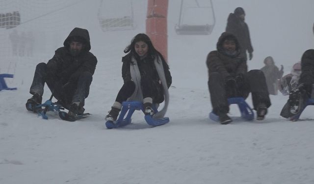 Uludağ’a yoğun kar yağdı, pistler doldu taştı