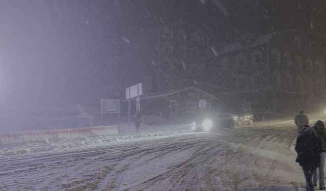Uludağ’da yoğun kar var...Ekipler yolların kapanmaması için aralıksız çalışıyor