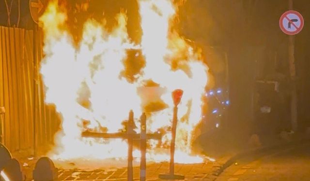 Üsküdar’da park halindeki araç alev alev yandı