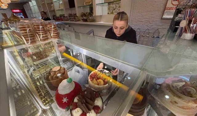 Yılbaşına özel hazırlanan 40 pastaya altın gizlediler