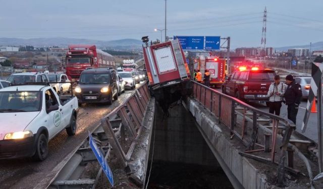 Yüksek gerilim tellerine ramak kala, itfaiye aracı köprü arasında sıkıştı: 3 personel yaralı