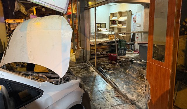 Bahçelievler’de kamyonun çarptığı araç fırına girdi, o anlar kamerada