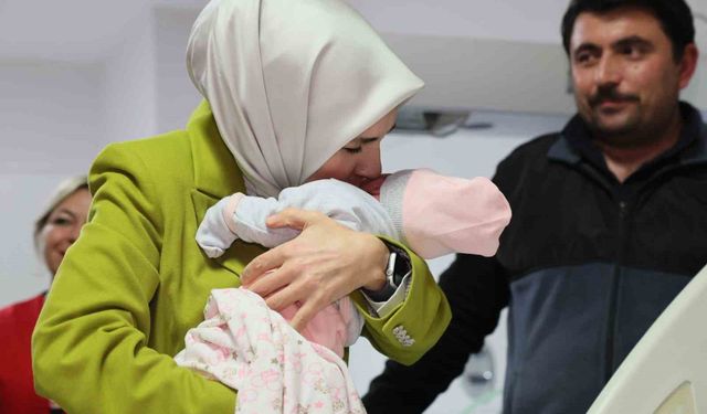 Bakan Göktaş, yeni doğan bebekler ve ailelerini ziyaret etti