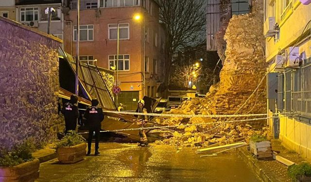 Beyoğlu’nda tarihi metruk binanın duvarı yıkıldı