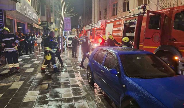 Bolu’da gece saatlerinde korkutan yangın: 2 kişi dumandan etkilendi