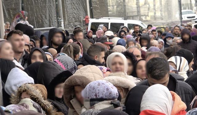 Bursa’da indirim izdihamı: 100 liralık alışveriş için dondurucu soğukta saatlerce beklediler
