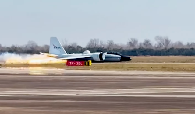 NASA'ya ait araştırma uçağı arıza nedeniyle gövde üzerine iniş yaptı