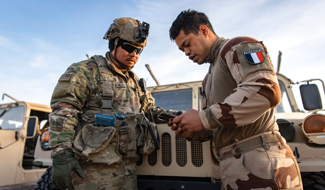 Fransa, Grönland'a asker gönderdi