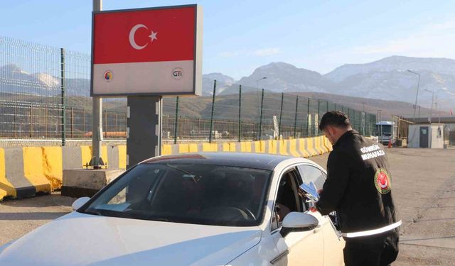 Günde yaklaşık 10 bin kişinin kullandığı Habur, Irak ile ticarette ana geçiş noktası olmayı sürdürüyor