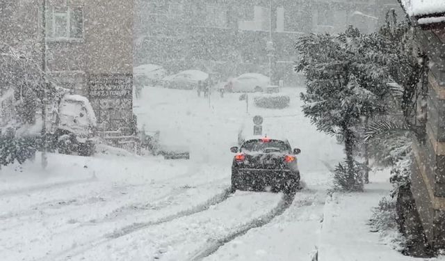 İstanbul’da kar yağışı, araçlar güçlükle ilerlerlerken halk tadını çıkarıyor