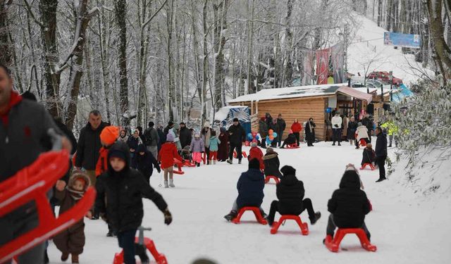Karne hediyesi kar eğlencesi: Aktepe’de 7’den 70’e kızak şöleni
