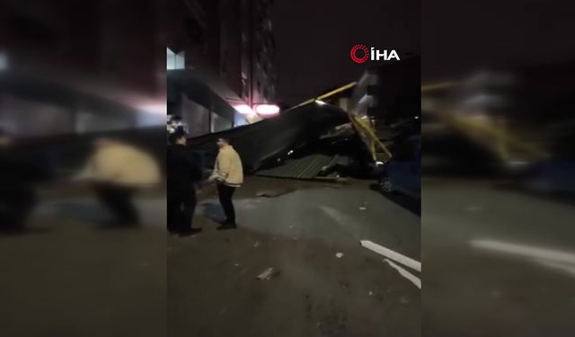 Küçükçekmece’de uçan çatı aracın üzerine düştü: Sokak geçişe kapatıldı