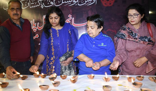 Pakistan’daki AVM yangınında can kaybı 67’ye yükseldi