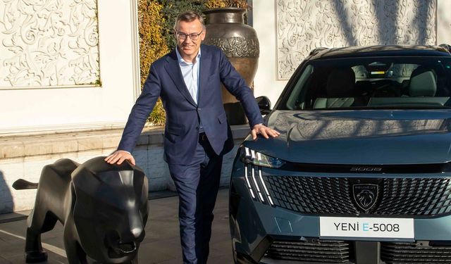 Peugeot CEO’su Favey: “2030’da tam elektrikli hedefi rafa kalktı”