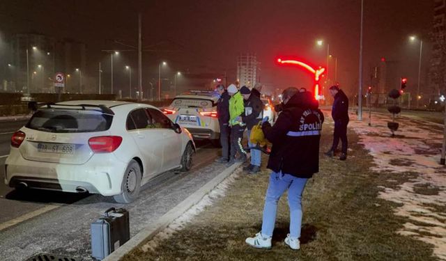 Polise çarpıp kaçan şahıs, olay yerine gelince yakayı ele verdi: 1’i polis 2 yaralı