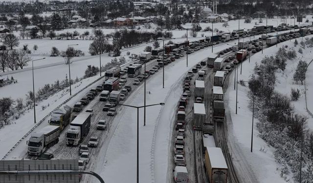 TEM Otoyolu’nun Bolu geçişinde trafik felç: Ankara ve İstanbul yönünde trafik durdu
