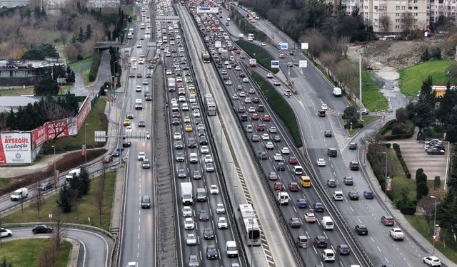 Trafik kilitlendi! İstanbul'da ara tatil başladı