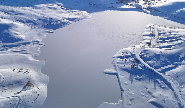 Yıldız Göleti tamamen dondu, ortaya kartpostallık görüntüler çıktı