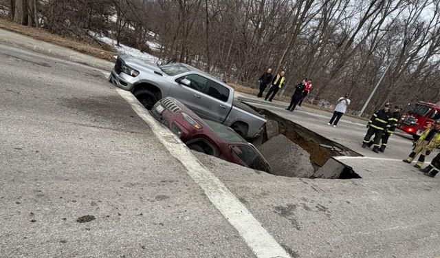ABD'de iki araç, yolun aniden çökmesiyle çukura düştü