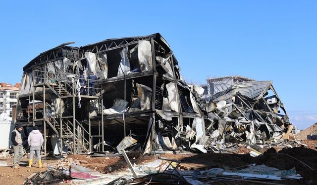 Başkan Şimşek’ten yangın çıkan TOKİ şantiyesinde inceleme