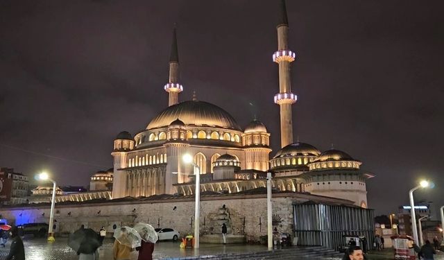 İstanbul’da Berat Kandili dualarla idrak edildi