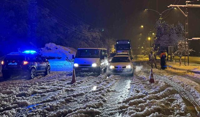 Muş-Bingöl kara yolunda mahsur kalan 40 araçtaki yaklaşık 80 kişi kurtarıldı
