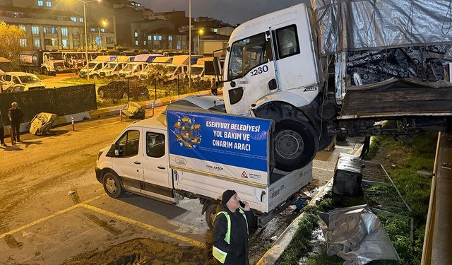 Park halindeki kamyon hareket edip başka aracın üzerine düştü!