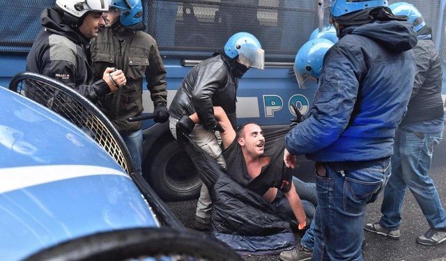 Son Dakika; İtalya'da sokaklar karıştı 11 polis yaralı, 10 gözaltı