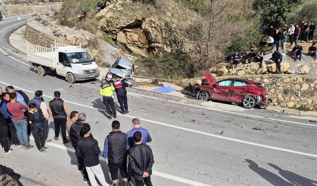 Virajı alamayan kamyon 2 otomobili biçti: 1 ölü, 3 yaralı