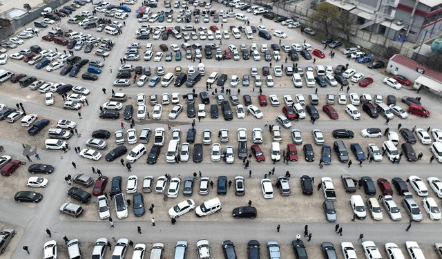 İkinci el oto pazarında buruk bayram