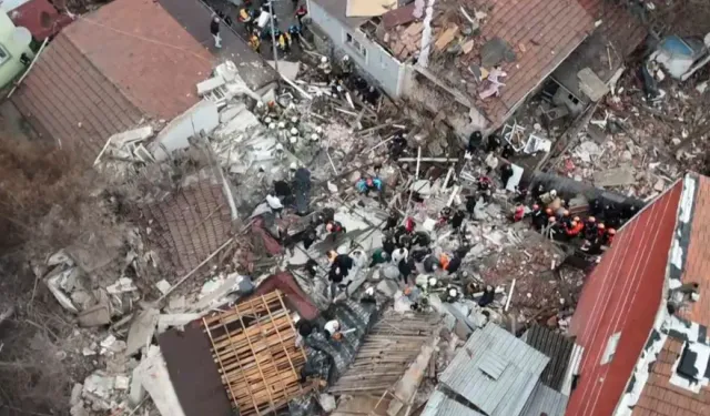 İstanbul Fatih’te bitişik halde bulunan 3 gece kondu çöktü